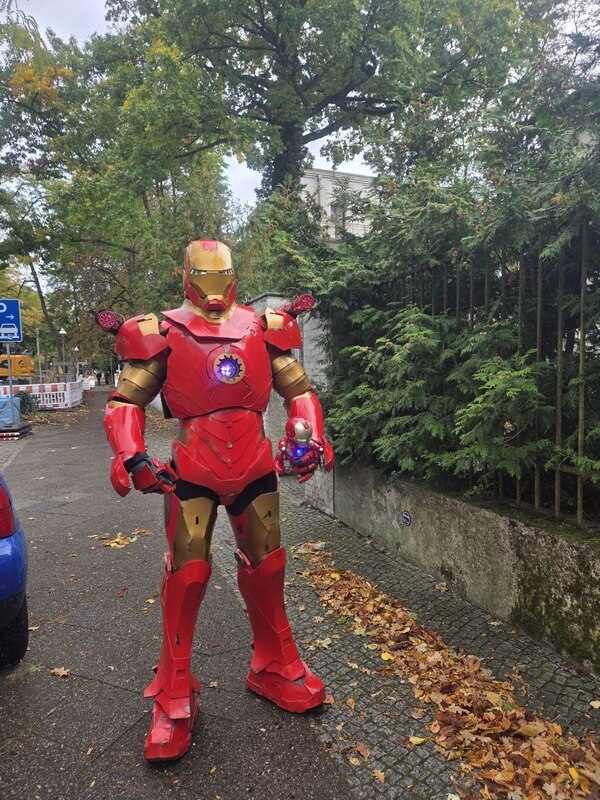 Roter Roboterheld